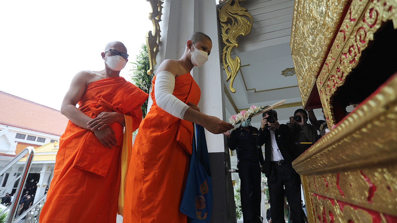 เผาศพหมอกระต่าย ส.ต.ต.โผล่ร่วม ก่อนทําพิธีสึก