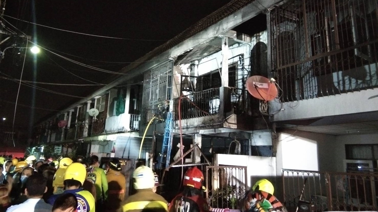 สลด ไฟไหม้บ้านอาสาร่วมกตัญญูคลอกดับคาซาก 2 ศพ เจ็บสาหัส 1 ราย