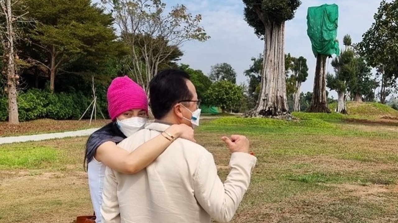 ตั๊ก บงกช อวดความหวาน ควงเจ้าสัวบุญชัย ดูต้นไม้เติบโตพร้อมความรัก