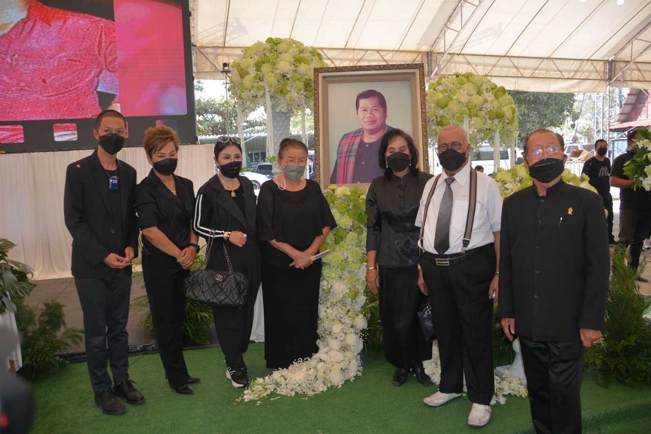 ประชาชนและคนในวงการร่วมพิธีรดน้ำศพ "ไวพจน์ เพชรสุพรรณ" ที่วัดวังน้ำเย็น