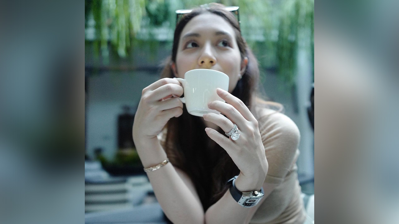 มิว นิษฐา สวมแหวนแต่งงานเพชรเม็ดใหญ่มาก กระแทกสายตาจนถูกแซว