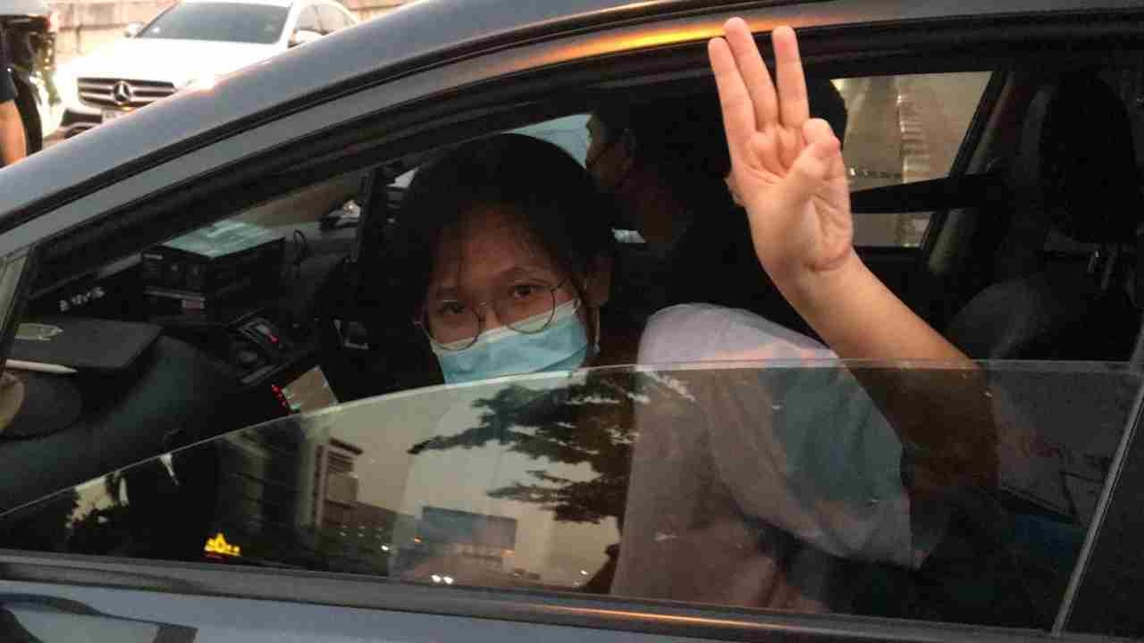 ปล่อยตัว 'เบนจา อะปัญ' แล้ว ชู 3 นิ้วขอบคุณมวลชนที่มารอรับและให้กำลังใจ