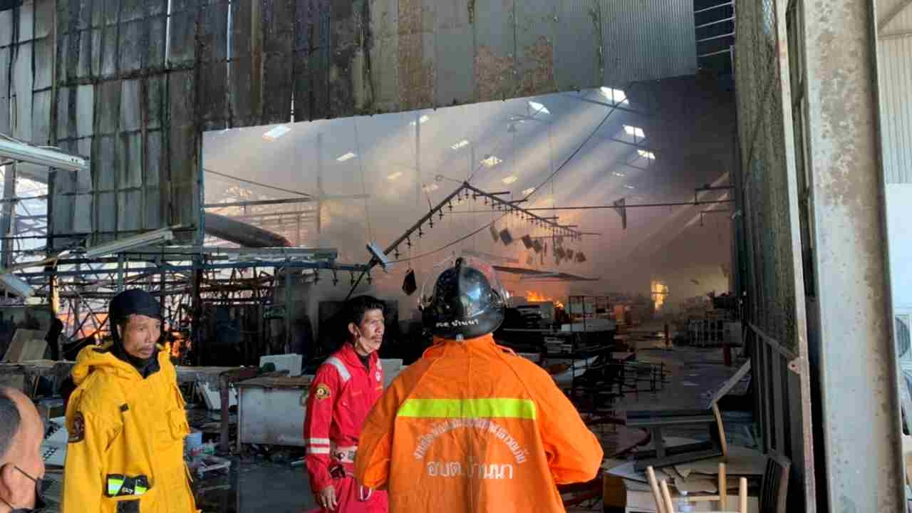ไฟไหม้เมืองตรัง เผาโรงงานเฟอร์นิเจอร์ 150 ชีวิตหนีตาย วอดราว 30 ล้านบาท