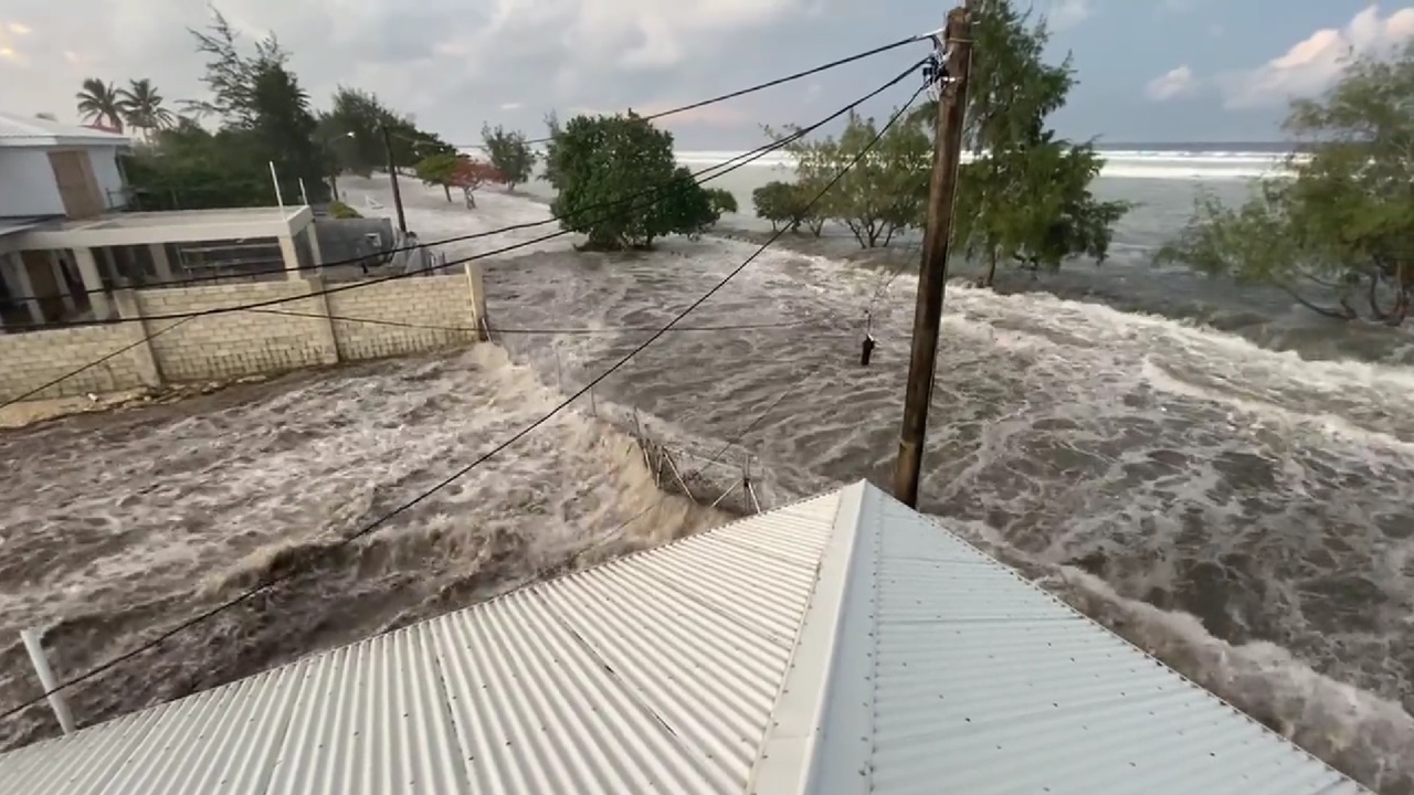 สหรัฐฯ เฝ้าระวังสึนามิตลอดแนวฝั่งตะวันตก คิงตองกาอพยพจากวัง