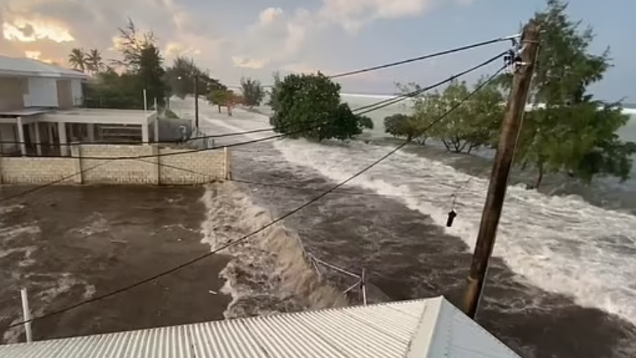 สะพรึง สึนามิถล่มตองกา ผู้คนหนีตาย ภูเขาไฟใต้ทะเลปะทุครั้งใหญ่ (คลิป)