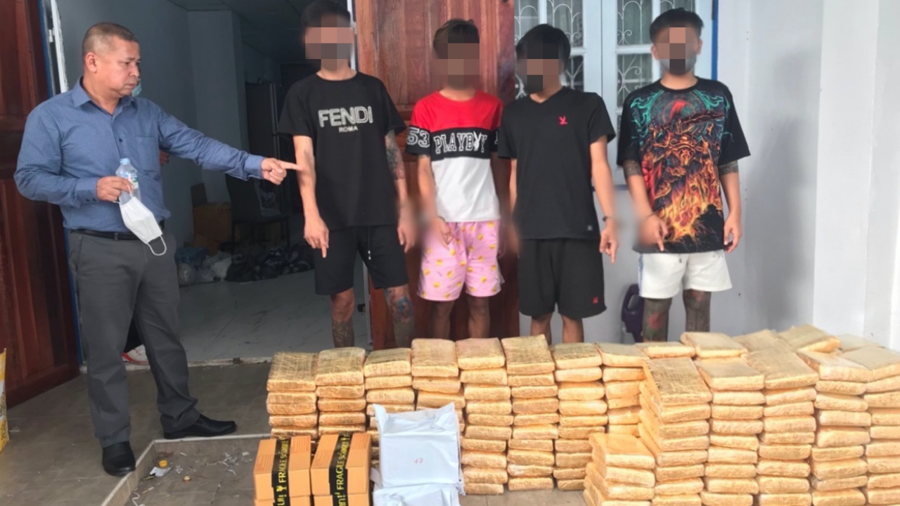 รวบวัยรุ่นสายไหม ค้ากัญชาออนไลน์ สั่งมาตุนเต็มบ้าน 325 กก.