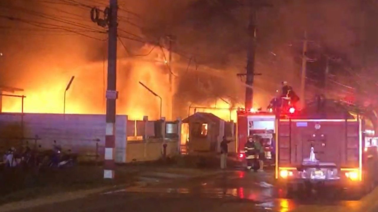 ไฟไหม้โรงเก็บไข่เบทาโกรที่ระยองวอด พนักงานวิ่งหนีตาย