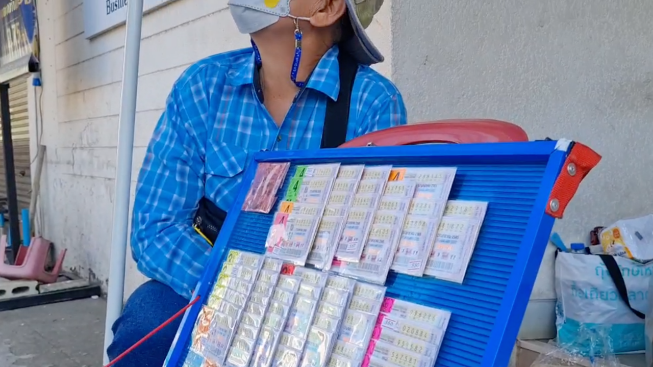 พ่อค้าเสนอขาย หวยชุดใหญ่ 10 ใบ โคตรแพง ตกใบละ 300 บาท 