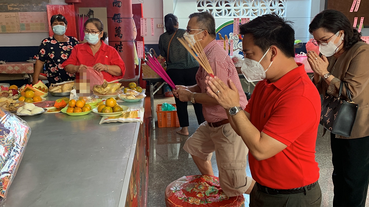 "อนุกูล" ใส่เสื้อแดง พาพ่อแม่ไหว้ขอพรศาลเจ้าแป๊ะกง ก่อนหย่อนบัตรเลือกตั้ง