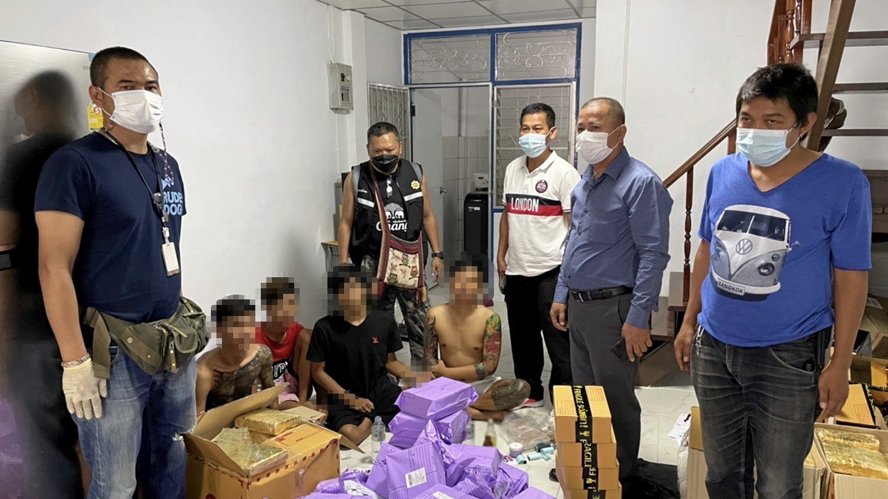 จับแก๊งกัญชาอัดแท่ง 325 กิโลกรัม สั่งผ่านออนไลน์ ส่งทางไปรษณีย์