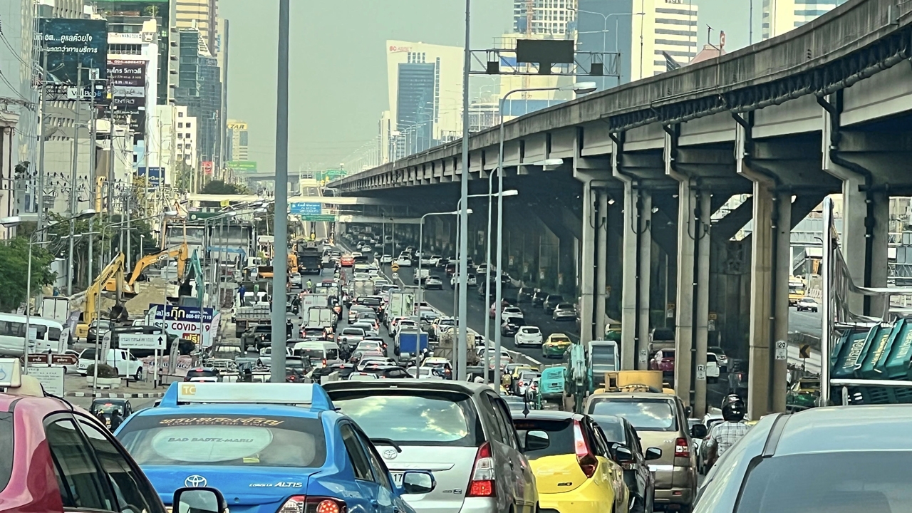 กฟน.ทำป่วน ถนนวิภาวดีรังสิตติดหนัก ช่องวิ่งขนาน เปิดแค่ 1 เลน คนโทร.ด่าเละ
