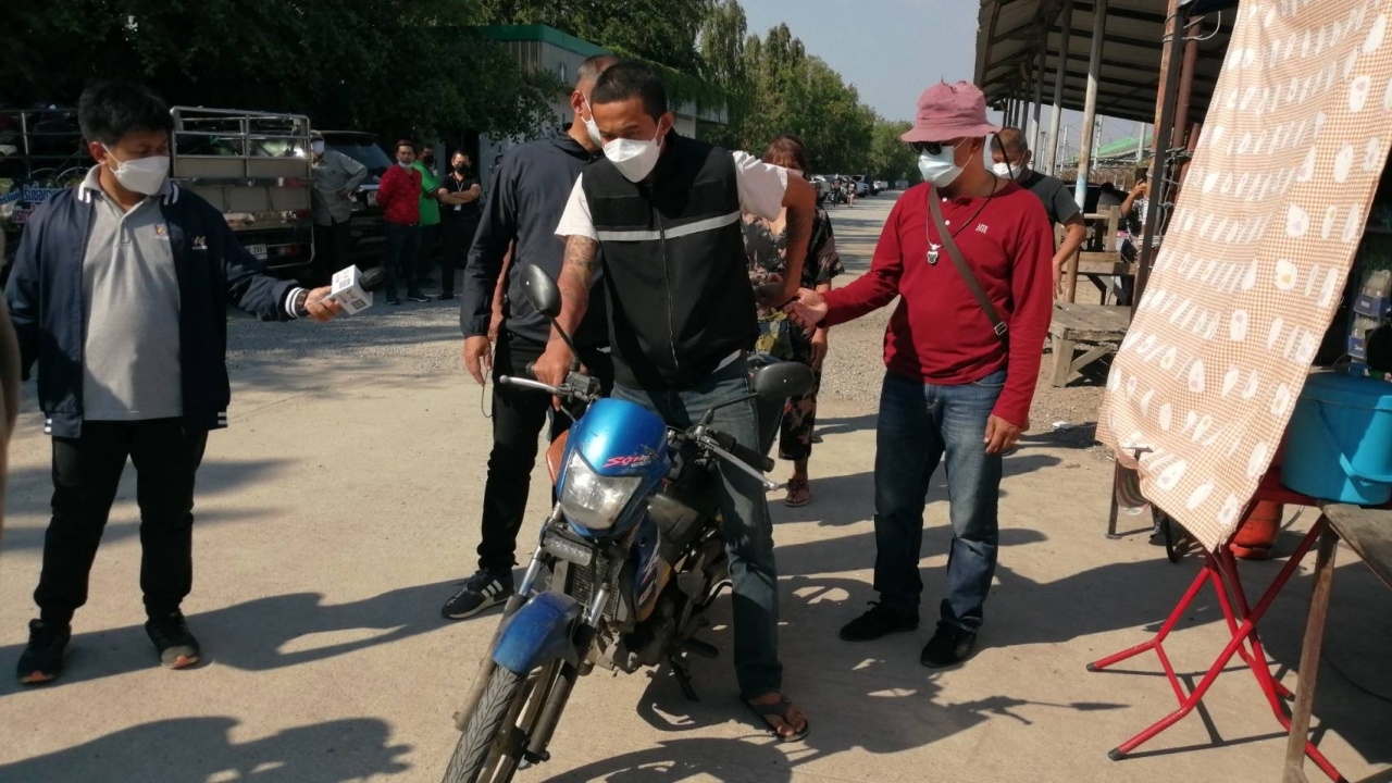 รปภ.โดนหัวหน้าด่าแม่ เลือดขึ้นหน้าแทง 10 แผลดับ โร่เข้ามอบตัว ตร.