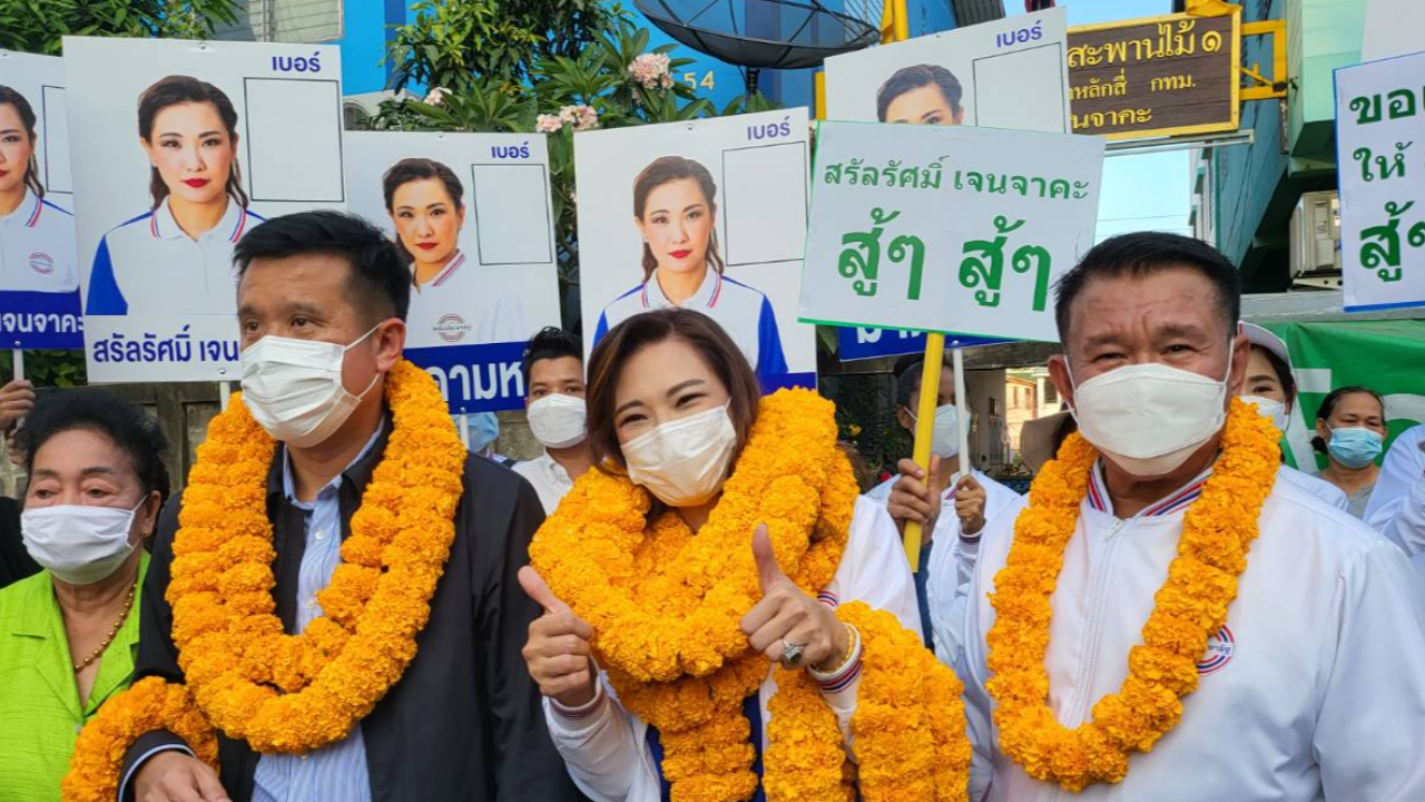 "ชัยวุฒิ" พา "สรัลรัศมิ์" แนะนำตัว ชาวบ้านหลักสี่ เมินกระแส "ทักษิณ" กลับไทย