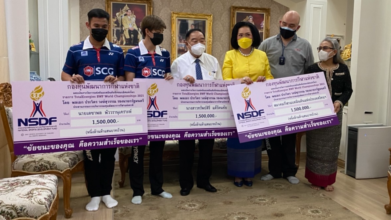 “บิ๊กป้อม” ขอบคุณ “ปอป้อ - บาส” 2 นักแบดมินตัน สร้างชื่อเสียงให้ไทย