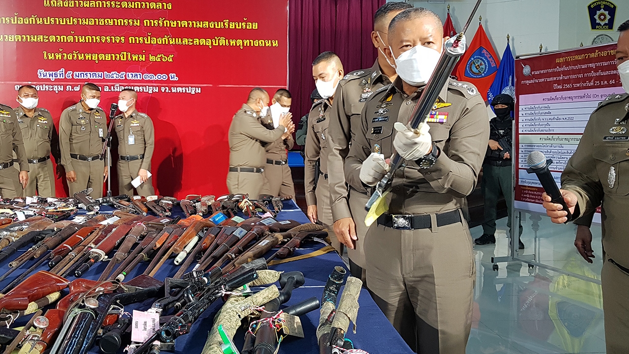 ตร.ภ.7 โชว์กวาดล้างอาชญากรรมช่วงปีใหม่ รวบคนร้าย พร้อมของกลางเพียบ