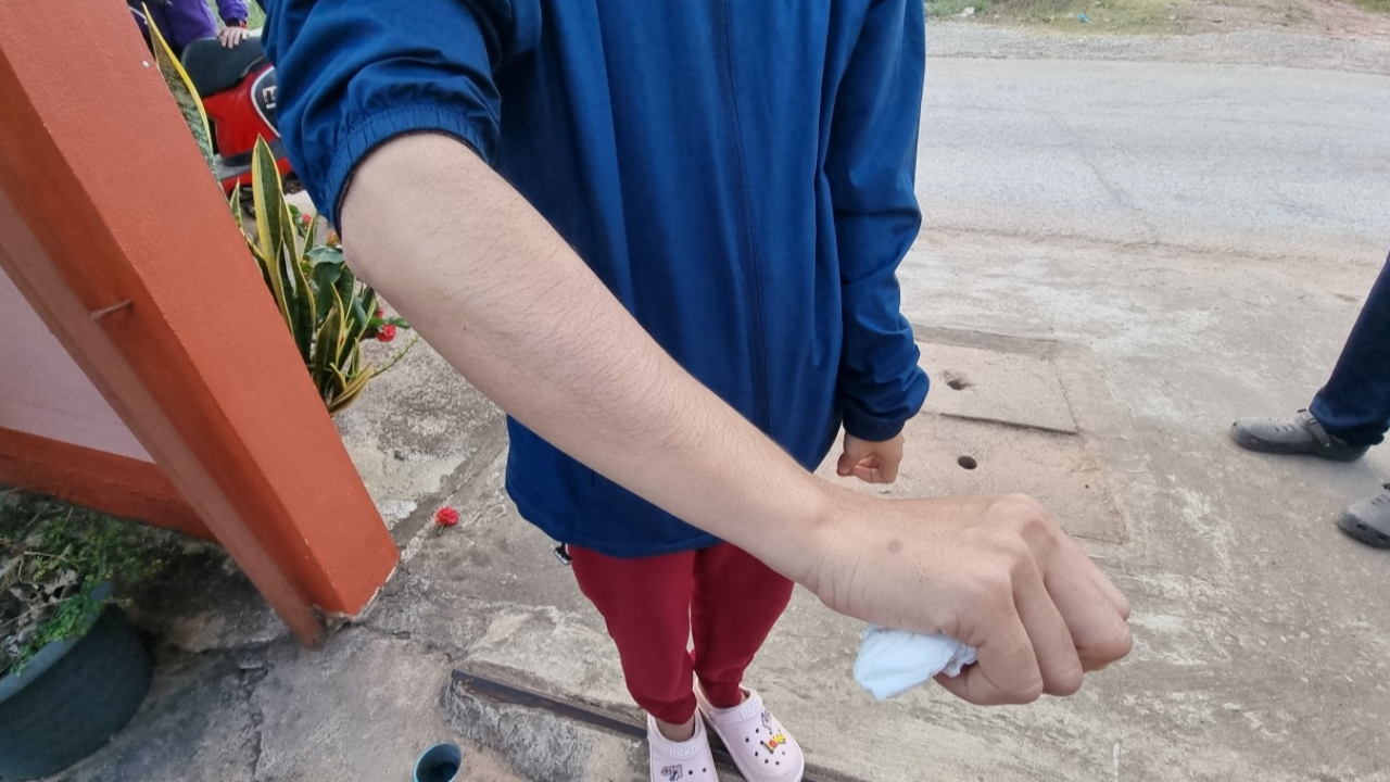 ครูสาวอยู่หอคนเดียว หนุ่มหื่นบุกถึงห้อง มีดจี้ ชกท้อง สั่งนอนบนฟูก