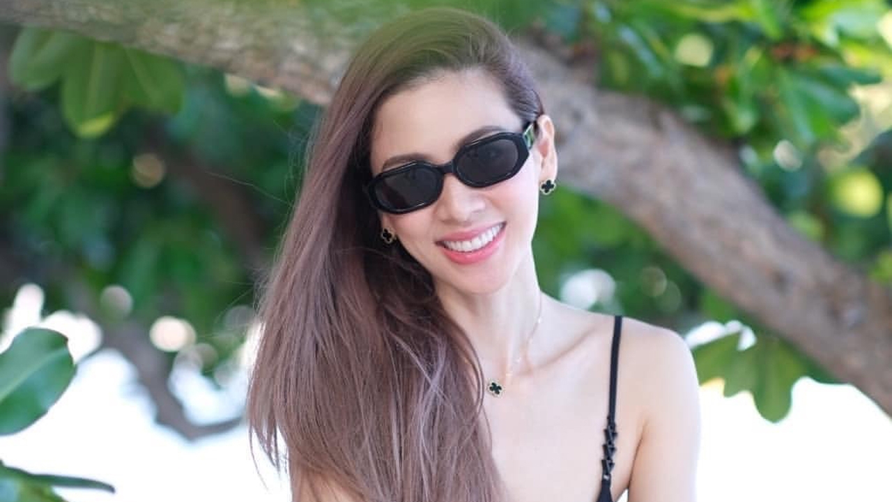 ทริปแรกในรอบ 2 ปี "เอ๋ พรทิพย์" ขอใส่ชุดว่ายน้ำโชว์หน่อย จนเพื่อนๆ ต้องเข้ามาแซว
