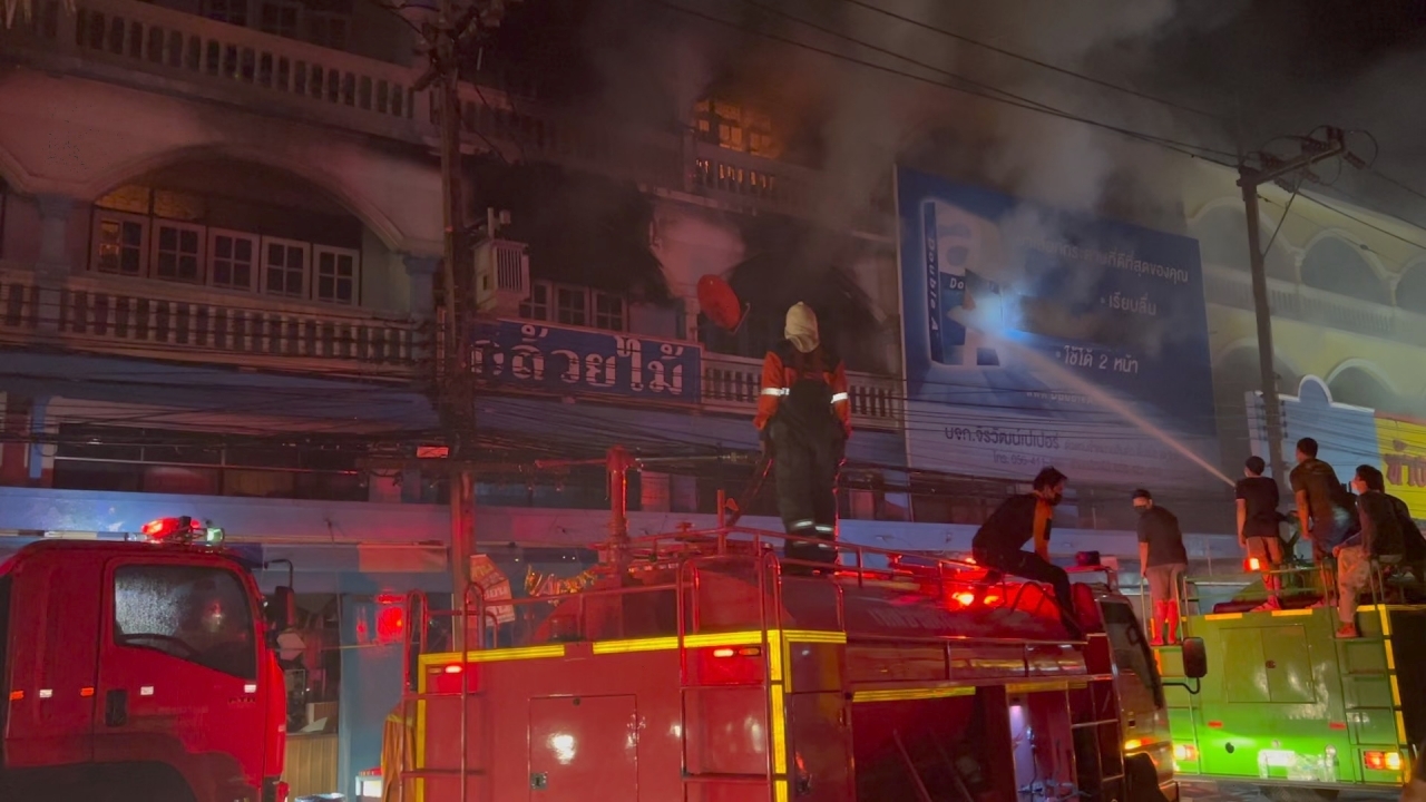 ไฟไหม้กลางเมืองชัยนาท เผาวอด 10 คูหา เสียหายไม่ต่ำกว่า 10 ล้านบาท