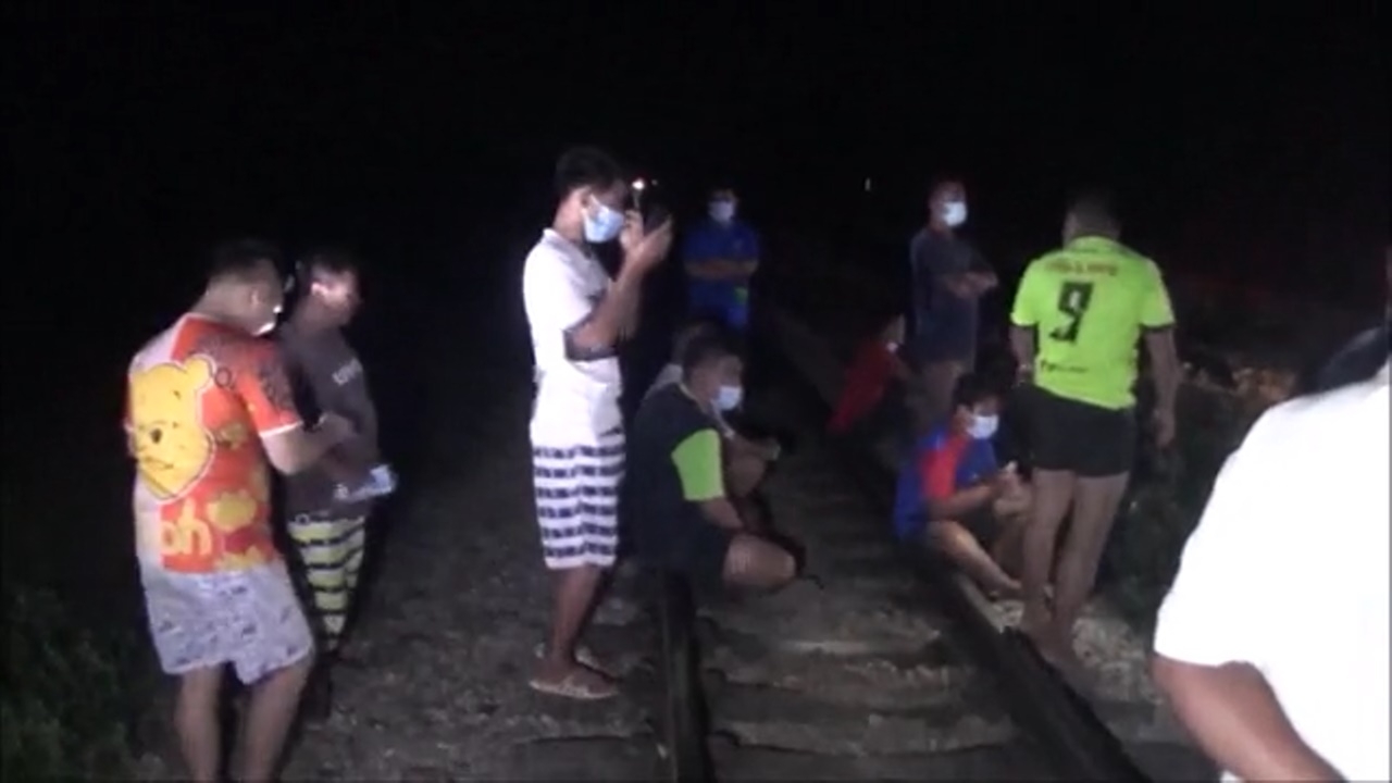 ชายนิรนามนั่งบนรางรถไฟ ม้าเหล็กกดแตรไล่ไม่ยอมหลบ สุดท้ายชนดับ