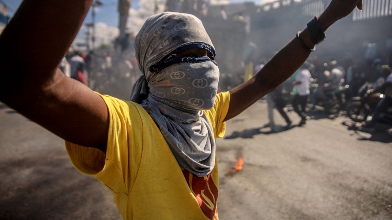 สลด แก๊งเฮติจุดไฟเผา 2 นักข่าวทั้งเป็นในเมืองหลวง อีกคนหนีรอด