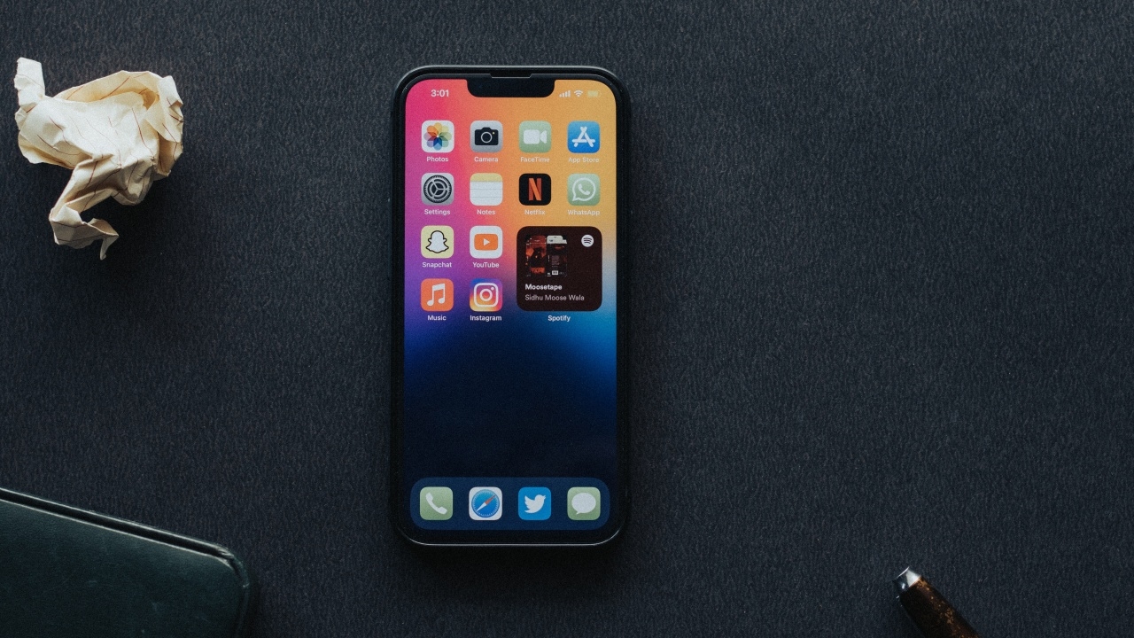 iPhone 14 เปลี่ยนการออกแบบครั้งใหญ่ เพิ่ม Face ID ใต้จอ และหน้าจอเจาะรู hole-punch