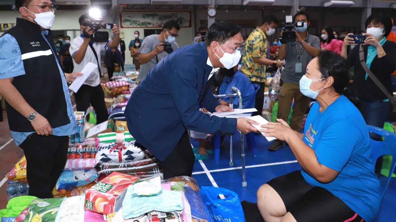 “อนุชา” ให้กำลังใจผู้ประสบภัยไฟไหม้ที่ชัยนาท พร้อมมอบเงินเยียวยาเบื้องต้น