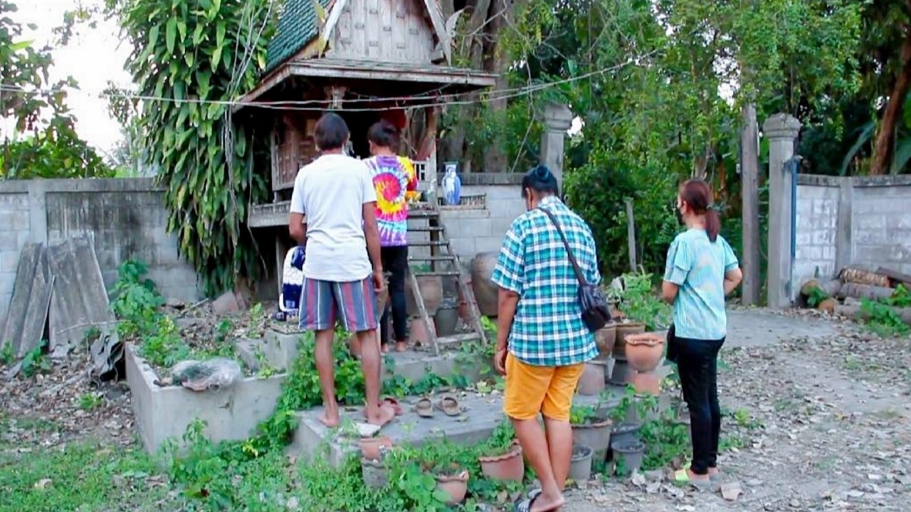 แห่ขอ "เลขเด็ด" ศาลพ่อปู่ขุนแผน ที่พบดวงไฟประหลาดบนต้นโพธิ์เก่าแก่