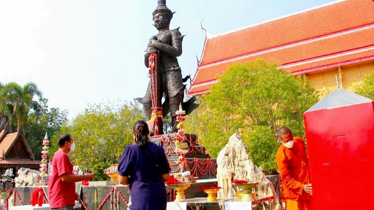 แห่ขอเลขเด็ด "ท้าวเวสสุวรรณ" วัดพระศรีอารย์ หลังมีคนดวงดีถูกหวยหลักล้าน