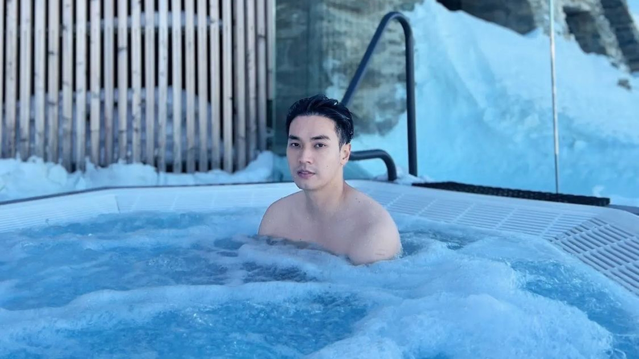 "โอบ-โอบนิธิ" สาดความแซ่บนั่งแช่น้ำในสระท่ามกลางหิมะล้อมรอบ