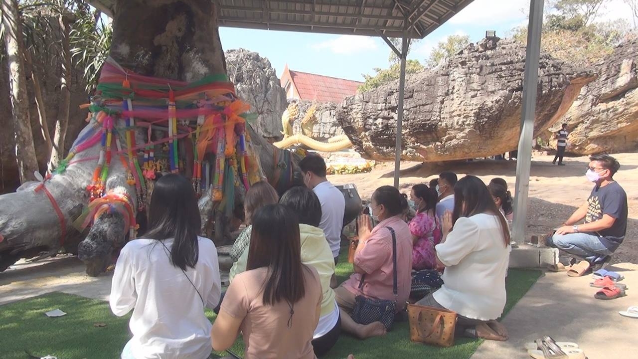 แห่ขอเลขเด็ด "เจ้าแม่ทอง-ทิพย์" หลังหนุ่มพาเมียท้องมาขอโชคแล้วสมหวัง