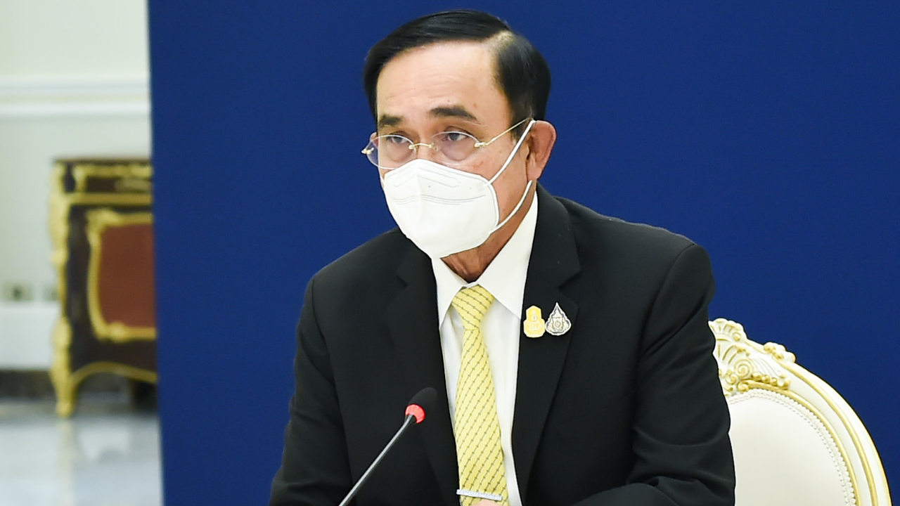 โพล ชี้ ปี 65 คนเชื่อ "บิ๊กตู่" อยู่ยาว-เศรษฐกิจแย่-โควิดรุนแรงขึ้น