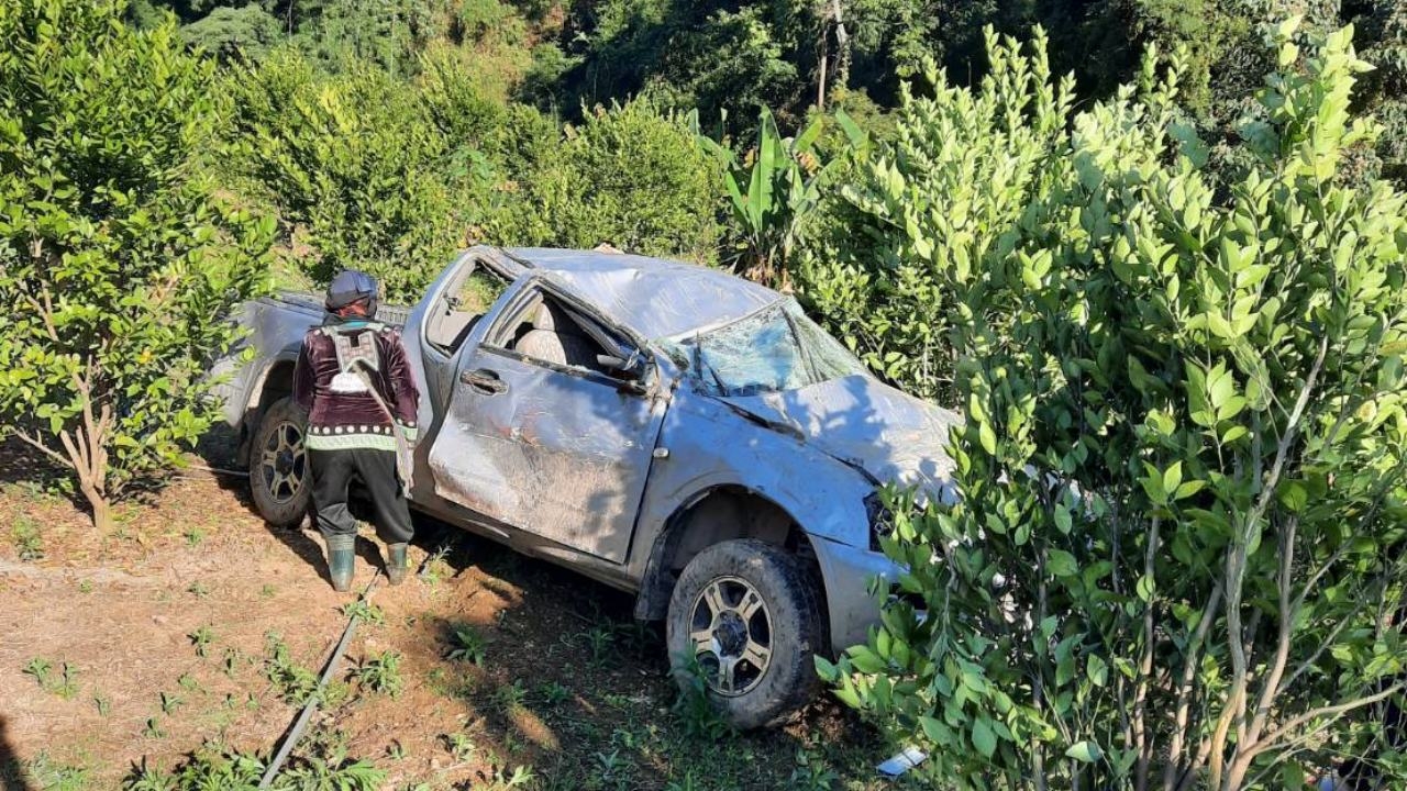 กระบะเสียหลักร่วงตกเขากว่า 100 ม.ทางโค้งก่อนถึงภูชี้ฟ้า บาดเจ็บ 5 ราย