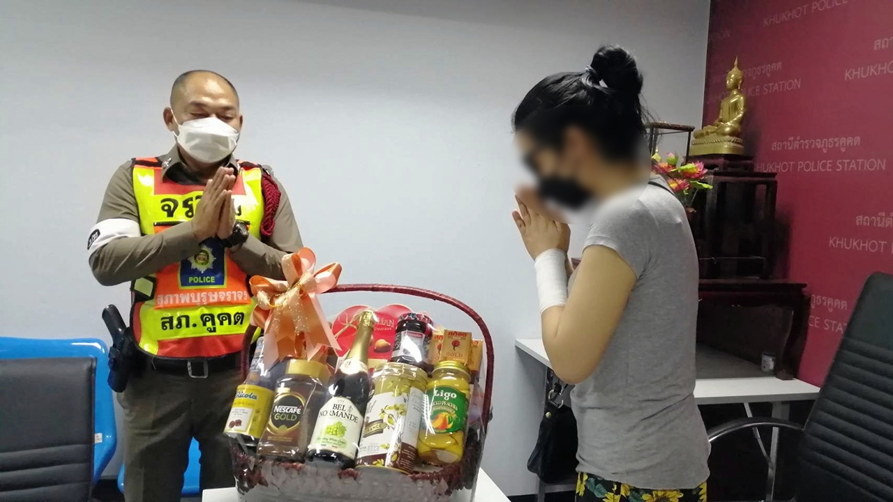 สาวเบนซ์ “กูลูกใคร” ขอโทษตำรวจ ทำกร่างรองเท้าตี ตร. จับเป่าเมาค่าสูงปรี๊ด