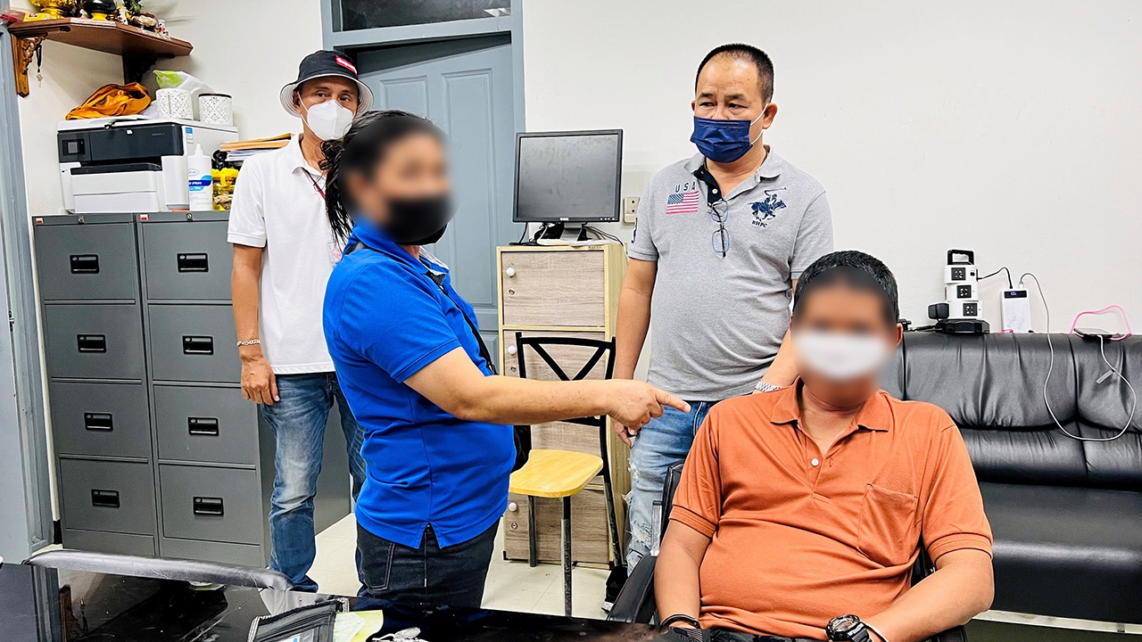 รวบหนุ่มจิตป่วน ตีบนสะพานลอย อ้างโมโหโดนชน