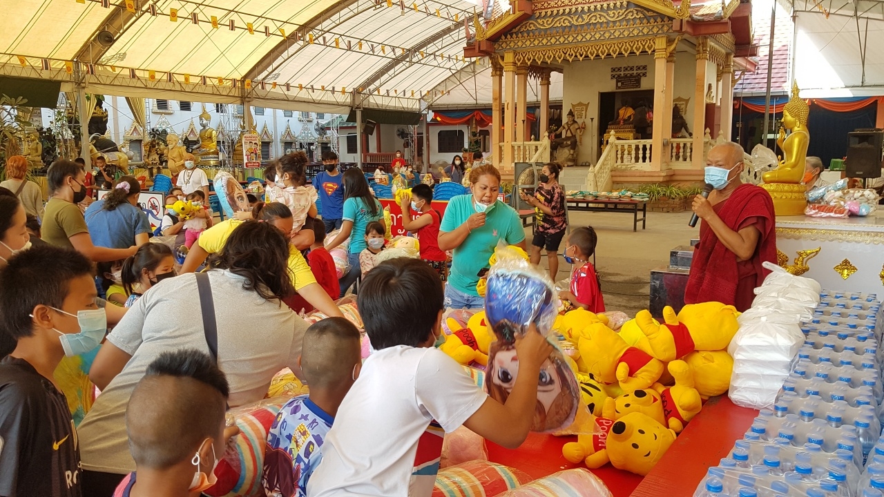 ผู้ปกครองพาลูกเที่ยวงานวันเด็กวัดดัง แถมได้ "เลขเด็ดงวดนี้" ลุ้นโชค 17/1/65