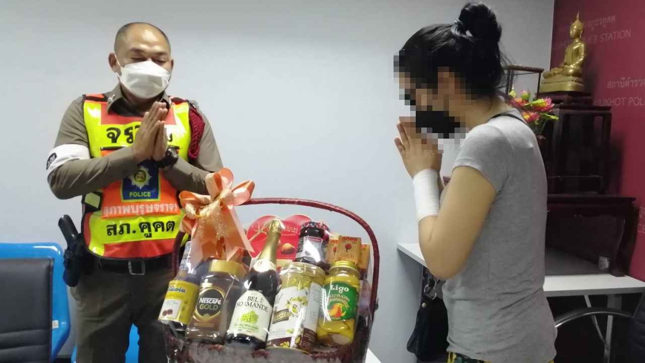 สาวขับเบนซ์รู้ตัวแล้ว ยอมรับผิดต่อสังคม หอบกระเช้าขอโทษตำรวจที่ถูกตี