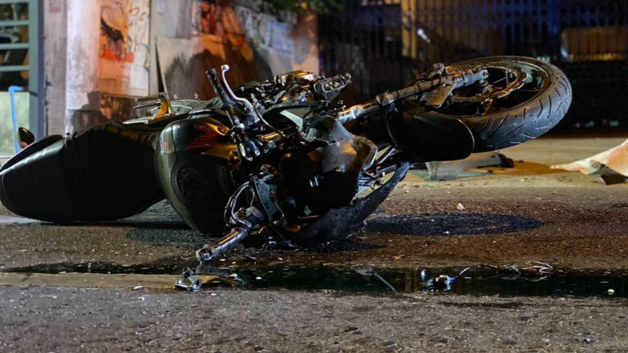 บิ๊กไบค์ชนเสาไฟฟ้า หนุ่มนามสกุลดัง แขนขาหักสองข้าง ตายริมถนน