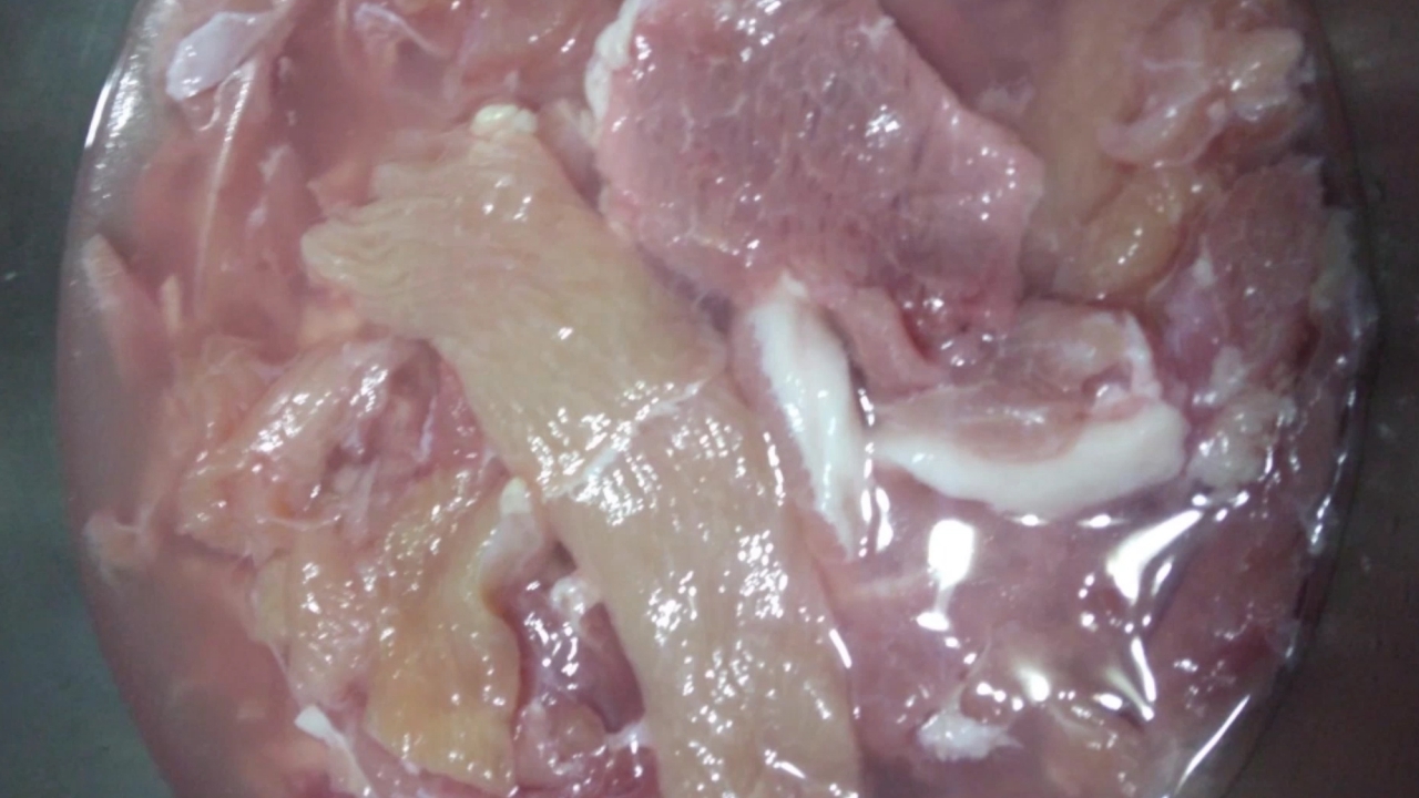 เสียความรู้สึก สั่งเนื้อหมูออนไลน์ 2 กก. เปิดมาเจอน้ำแข็งผสมไก่ครึ่งต่อครึ่ง