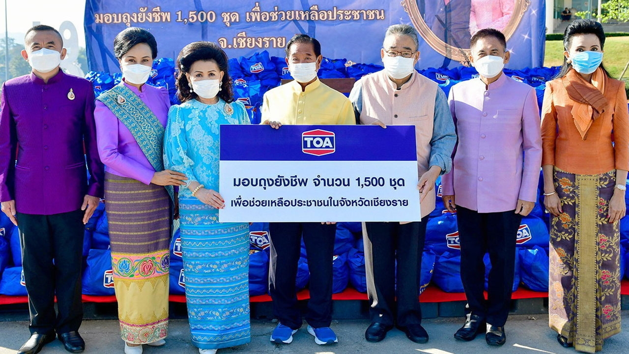 "ประจักษ์–ละออ" มอบถุงยังชีพช่วยชาวเชียงรายที่วัดห้วยปลากั้ง