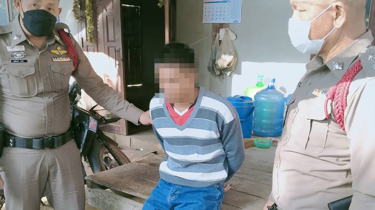 พ่อเมาฉุนลูกทำเบาะจยย.ขาด คว้าเหล็กทุบหัว ถูกลูกแย่งได้ฟาดกลับดับคาที่