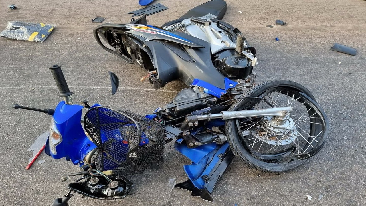 นาทีชีวิต สาวเลยซิ่งจยย.หลุดโค้ง พุ่งข้ามเลนชนรถตู้ดับสลดคาถนน