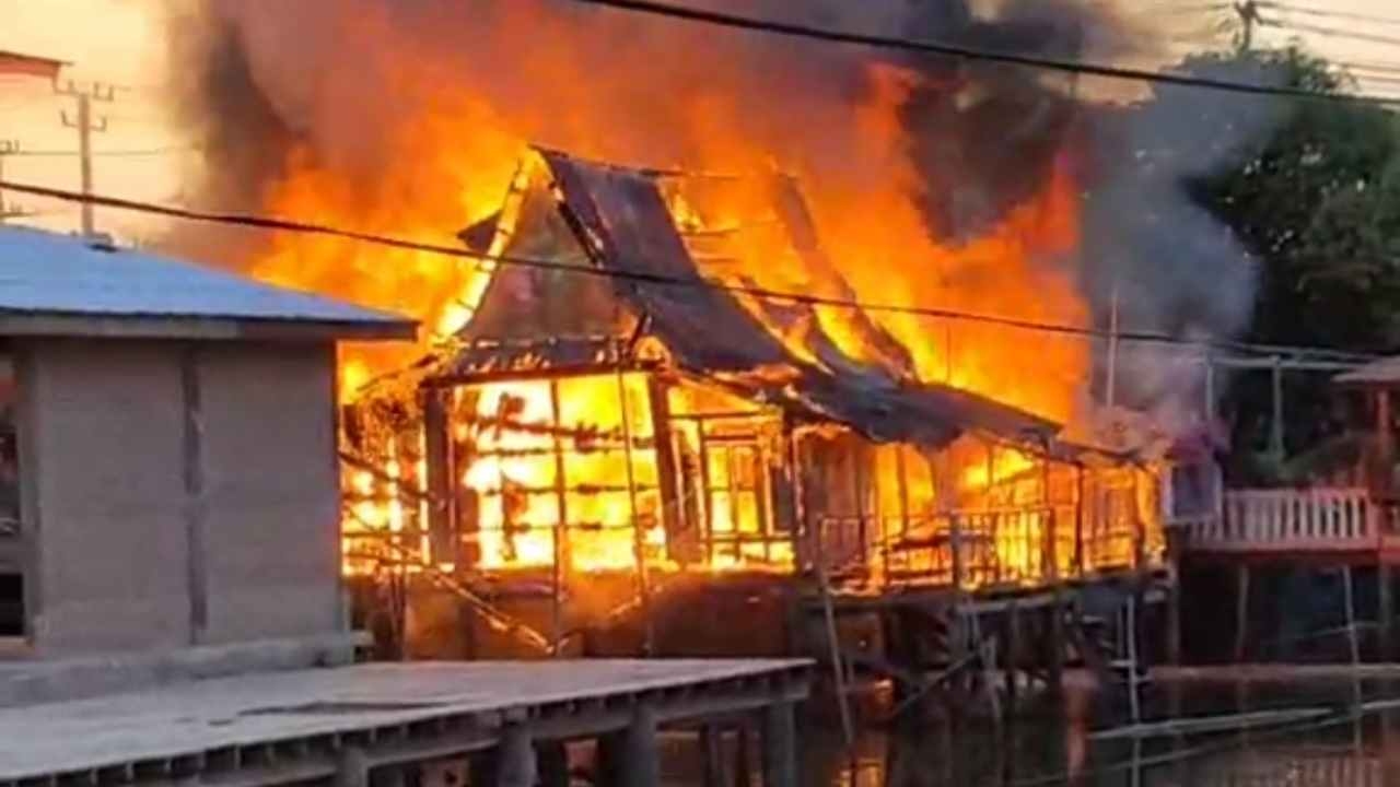 ไฟไหม้บ้านไม้เก่าริมคลองบางโพธิ์ เพลิงเผาวอด 2 คุณยายหนีทันรอดหวุดหวิด