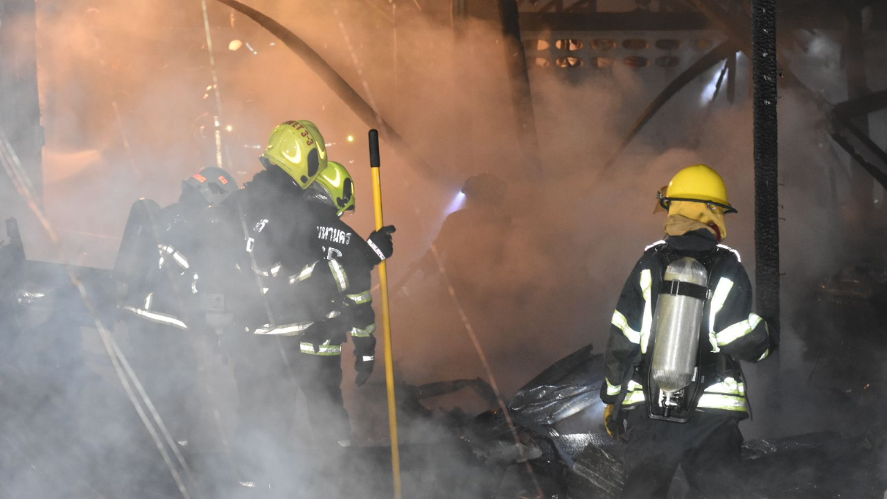 ไฟไหม้ชุมชนสุเหร่าทางควาย ซ.อ่อนนุช 59 เผาวอด 4 หลัง ลวกชาวบ้านเจ็บ 1 