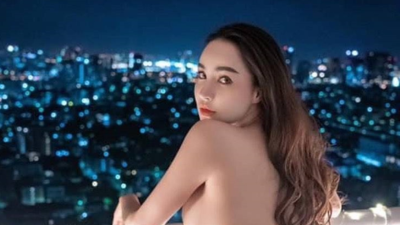 นิวนิว เอวเด้ง ยืนริมระเบียง เปลือยอกอวดหุ่นสวยเห็นบั้นท้ายแซ่บๆ