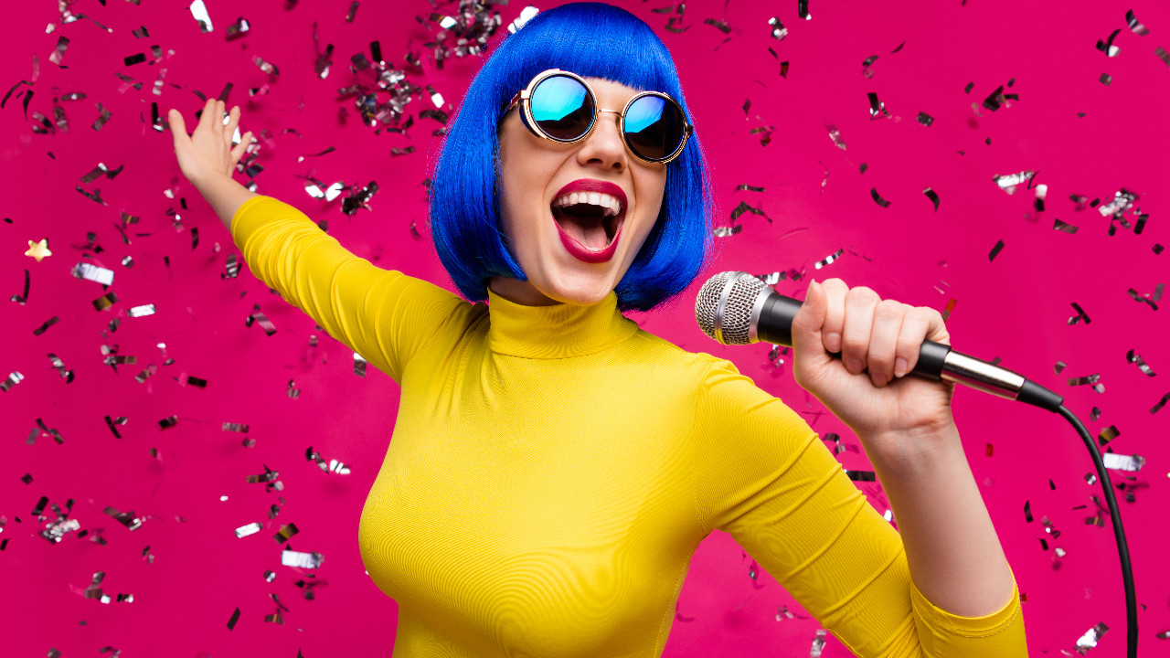 แจกลิสต์ 100 เพลงคาราโอเกะ 2022 ร้องง่าย เต้นมัน จัดเต็มทุกงาน