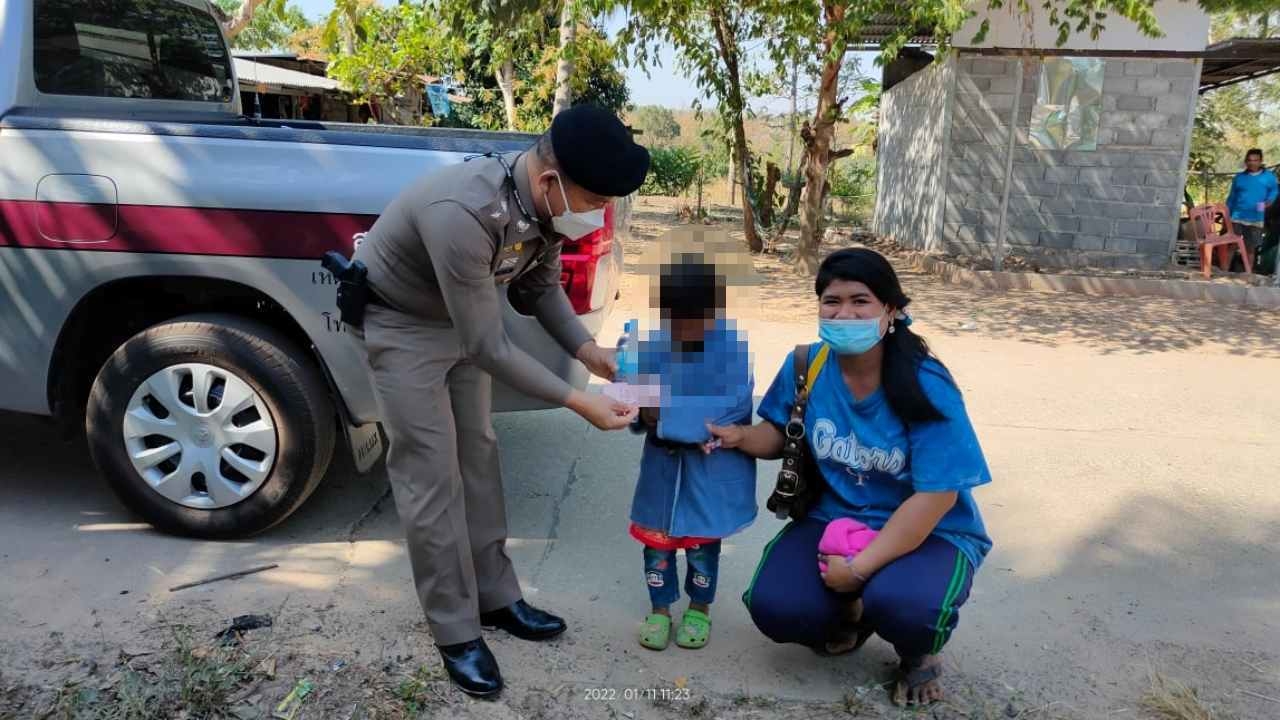 ตร.ไชยวานช่วย 2 แม่ลูกพากลับบ้าน เหตุทะเลาะผัว โดนทิ้งให้เดินถนนเปลี่ยว