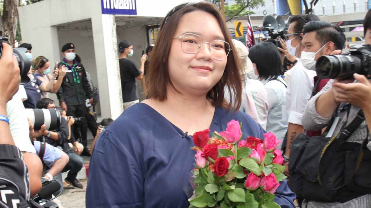 ศาลอนุญาตปล่อยชั่วคราว รุ้ง ถึง 25 พ.ค.65 แก้ให้อยู่ในบ้าน 18.00-06.00 น.