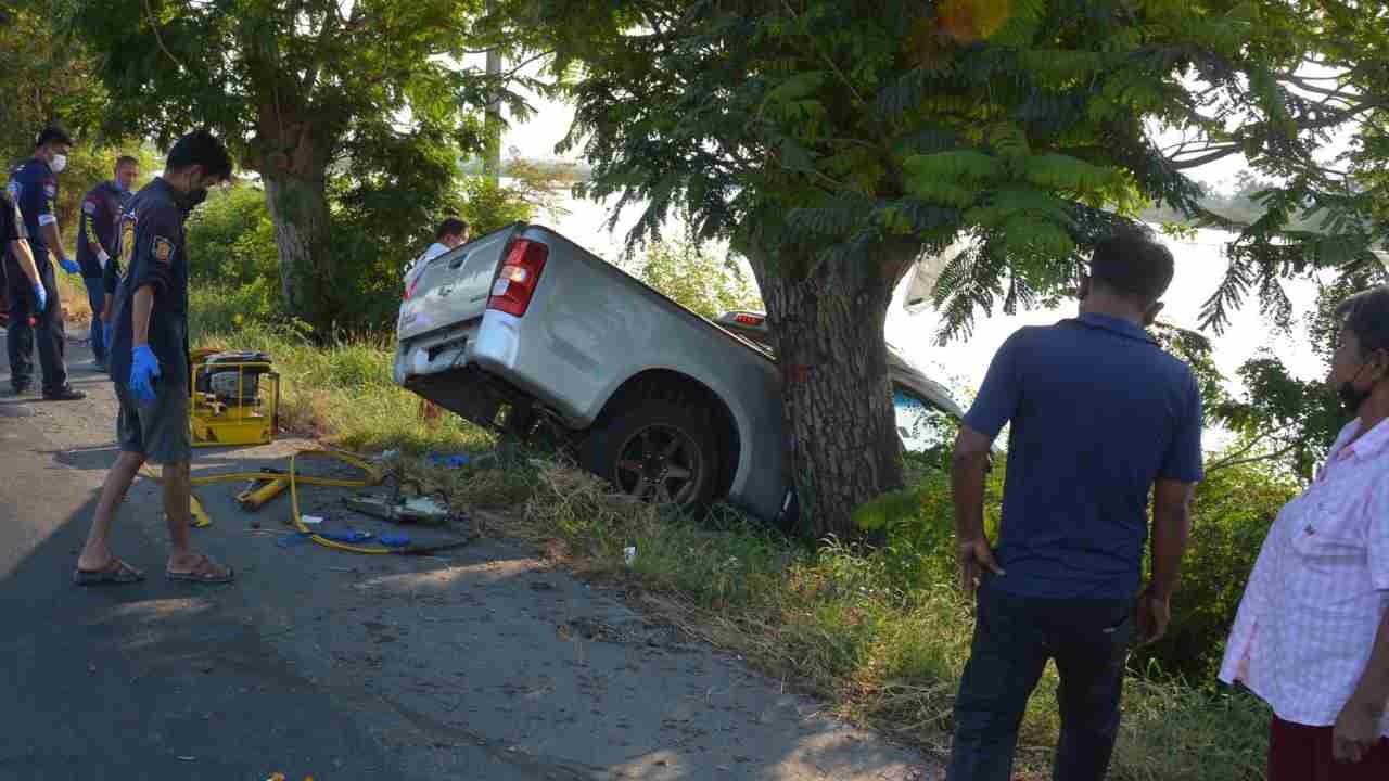 กระบะพ่อแม่ลูกกลับจากน้ำตก พุ่งชนต้นไม้ข้างทางที่สุพรรณฯ ตาย 1 เจ็บ 2