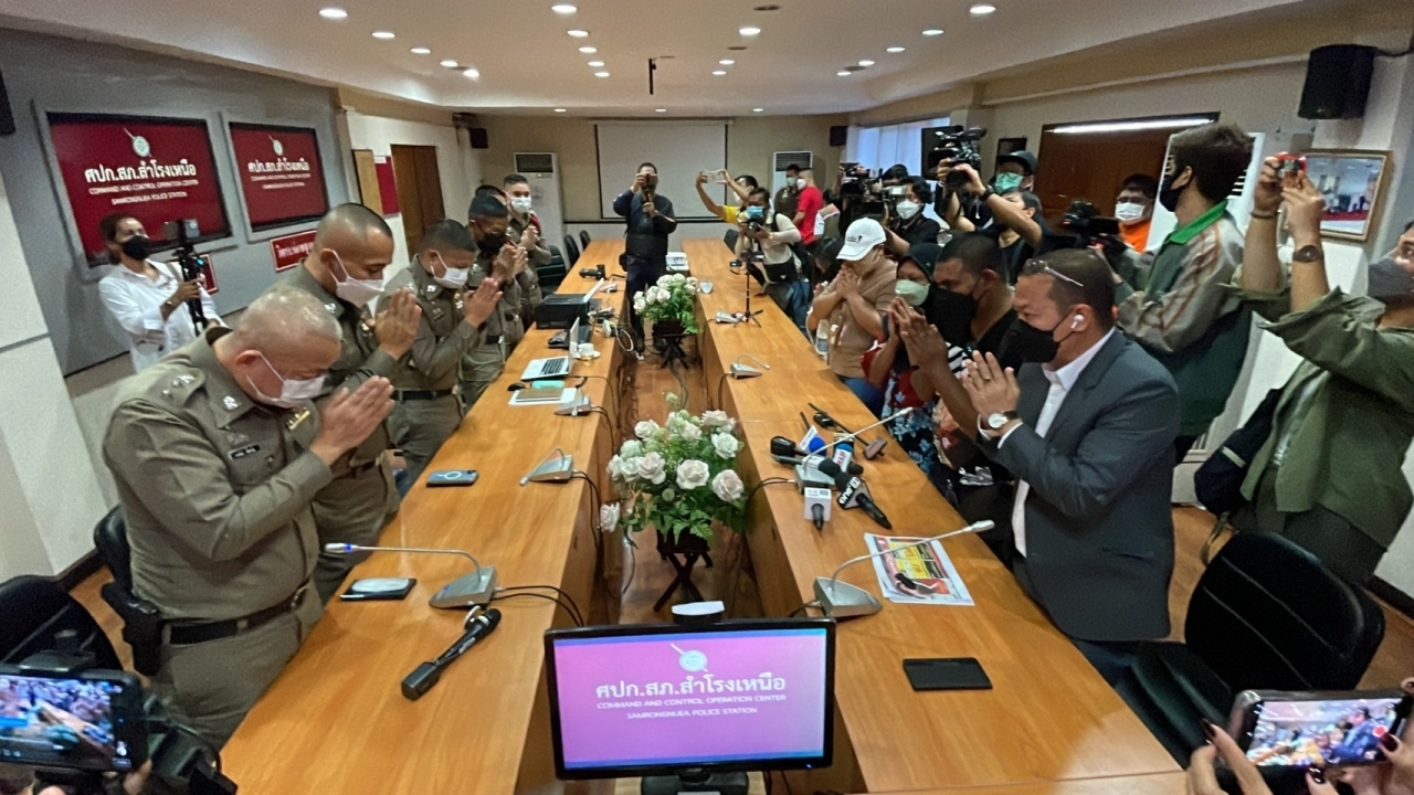 "ผู้กำกับสำโรงเหนือ" มอบกระเช้า ยกมือไหว้ขอโทษปมฉาวลูกน้อง "จับการบูร"