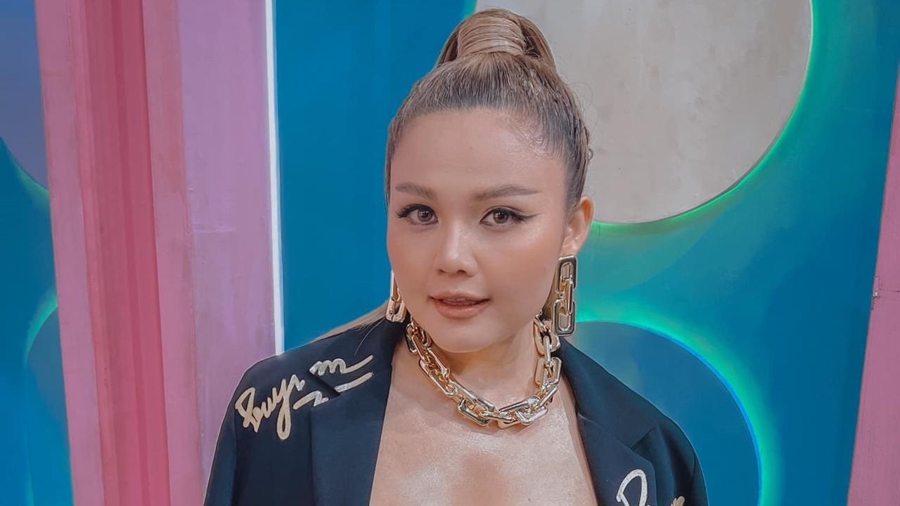 ตั๊กแตน ชลดา โพสต์ถึงใคร พรุ่งนี้รอข่าวใหญ่ อยากดังเหรอเดี๋ยวกรวดน้ำให้